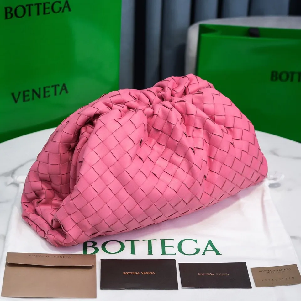 🔥🔥The counterattack of the popular Bottega Veneta started with this series of cloud bags, which went viral in the fashion circle and started a craze! Out of stock, out of stock, out of stock... One piece is hard to find, super hard to buy, regardless of age, season, or occasion. Very classy. Really, if you carry this on the road, it will turn heads! This is also the reason why this series is so expensive. Large size: 38*20*8.5cm [Big clouds and large grid weaving] Girly pink